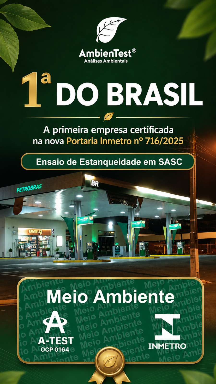 Arte institucional da Ambientest destacando ser a 1ª empresa do Brasil certificada na Portaria Inmetro nº 716/2025 para ensaio de estanqueidade em SASC, com selos A-Test e Inmetro, ao fundo posto de combustível Petrobras/BR iluminado durante a noite, paleta verde escuro e dourado, design gráfico institucional